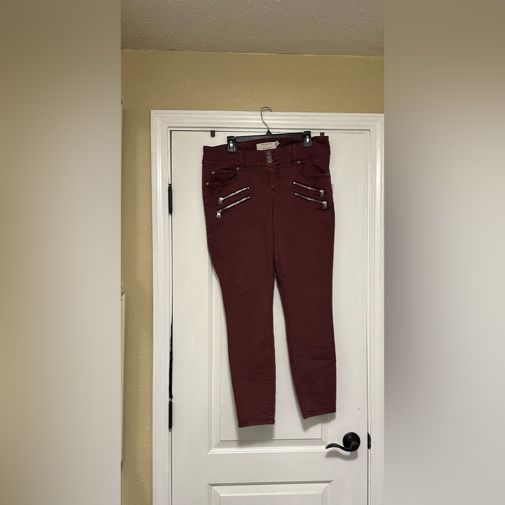 Very nice Torrid zipper burgundy  jeggings.